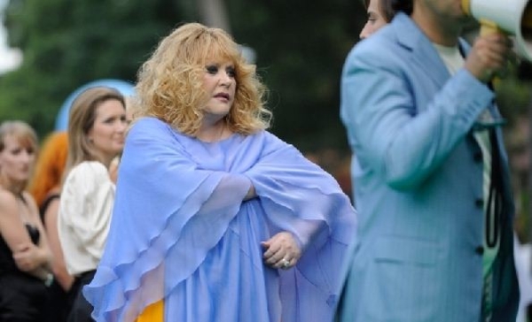 Алла Пугачева вспотела на красной дорожке Новой волны