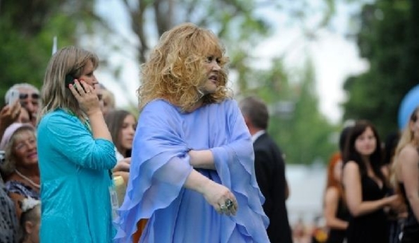 Алла Пугачева вспотела на красной дорожке Новой волны