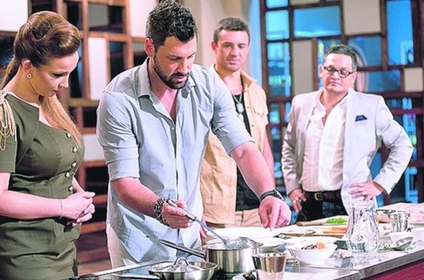 Максим Чмерковский приготовил уху для Анфисы Чеховой