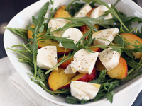 Салат из персиков с моцареллой