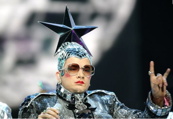 Верка Сердючка трогала грудь Аллы Пугачевой