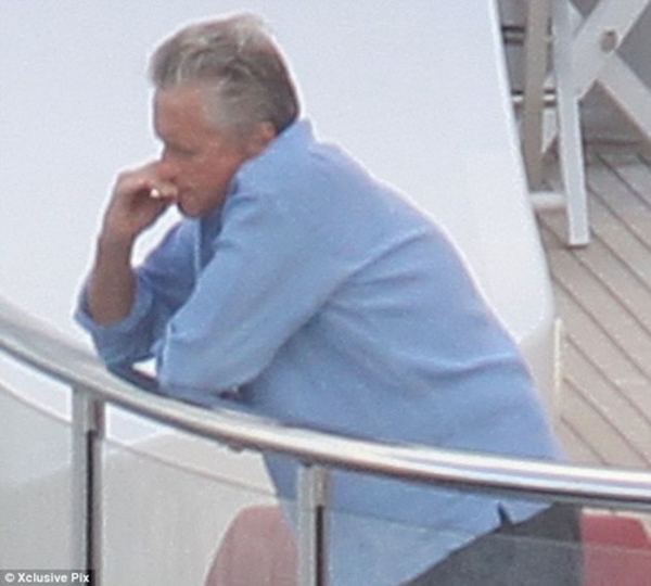 Майкл Дуглас курит после лечения рака гортани