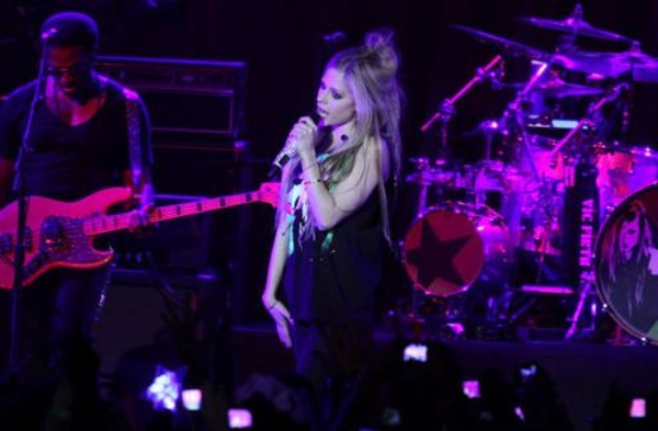 Фанат напал на Аврил Лавин во время концерта