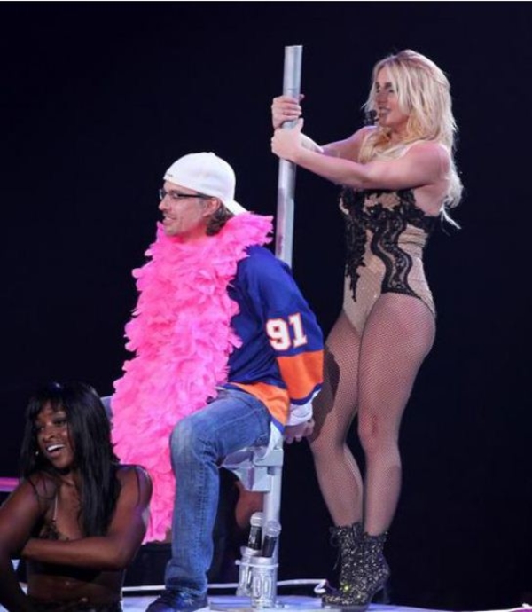 Бритни Спирс приковала бойфренда наручниками к шесту