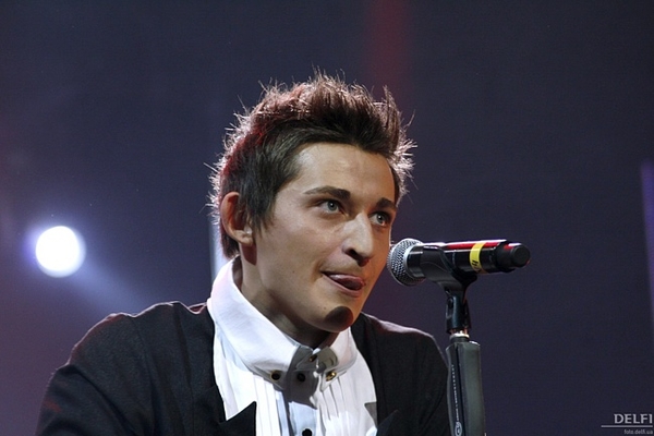 The Коля Серьга спел под гитару эксклюзивные песни