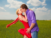 Как возбудить его одним поцелуем