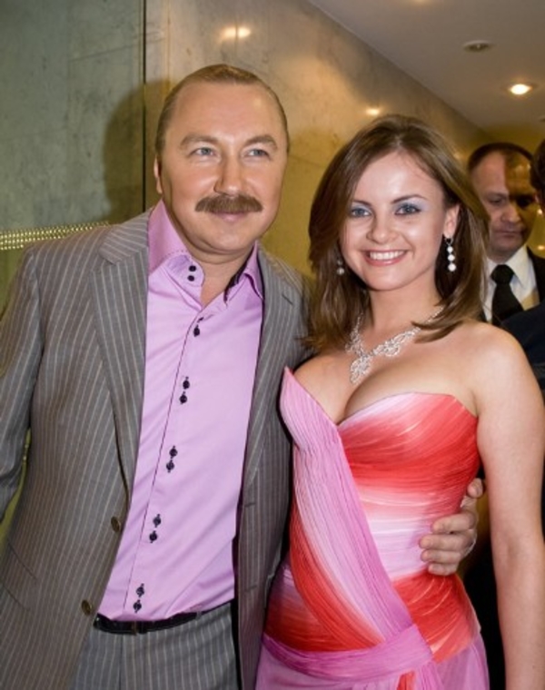 Игорь Николаев подарил жене шикарную машину