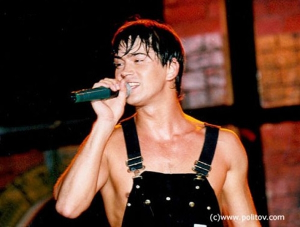 Солиста группы На-На поймали с поддельными документами