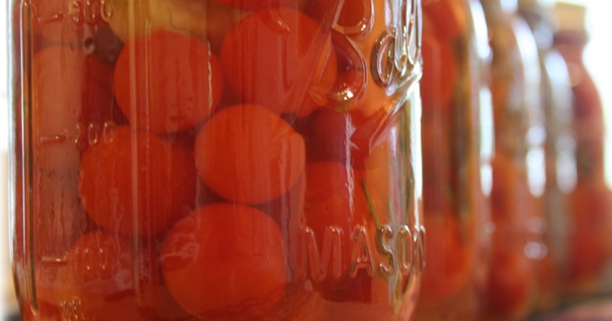 Помидоры армянчики на зиму. Острый перец армянчики. Помидоры маринованные с острым перцем на зиму. Помидоры маринованные с острым перцем на зиму. Консервированные помидоры.