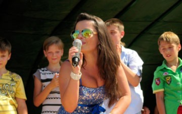 Наташа Королева выступила в Воронеже без макияжа и прически