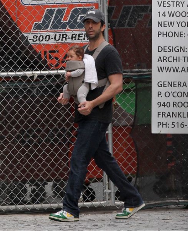 Звезда сериала Друзья вышел на прогулку с трехмесячной дочкой