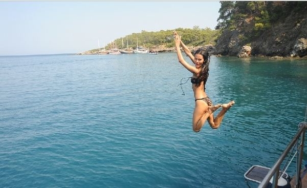 Солистки группы Фабрики разделись до купальников