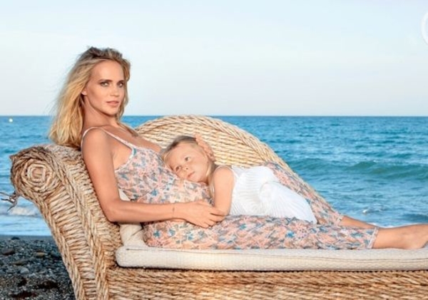 Беременная Глюкоза показала свой живот