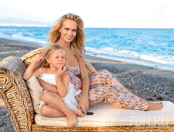 Беременная Глюкоза показала свой живот