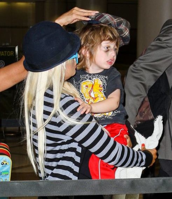 Кристину Агилеру обвинили в избиении сына