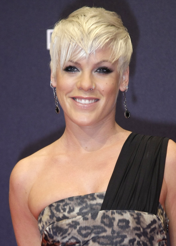 Пинк с 3-месячной дочерью загорала на пляже в Малибу