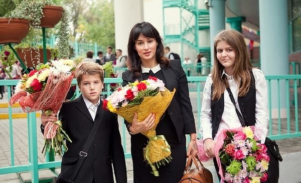 Сын Тины Канделаки сам купил себе костюм в школу
