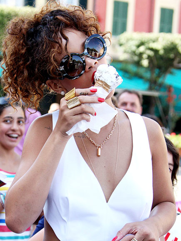 Рианна носит украшения за 30 долларов