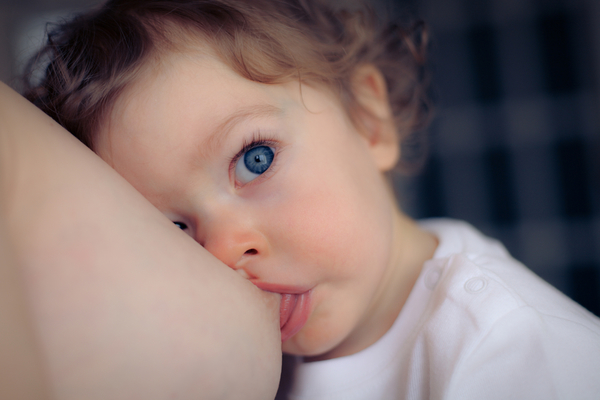 Что делать маме, если ребенок кусается при кормлении