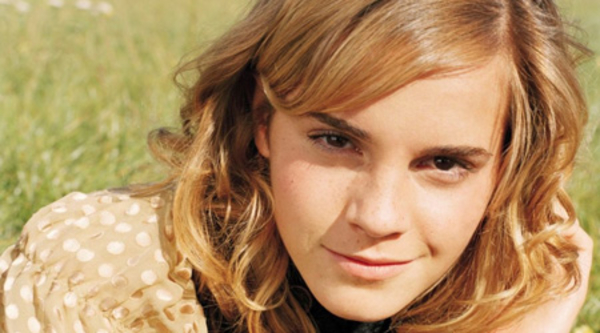 Эмма Уотсон гуляет со своим любимцем