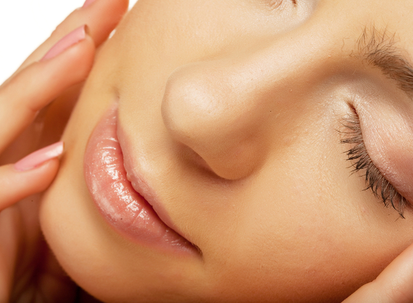 Делаем массаж лица кубиком льда