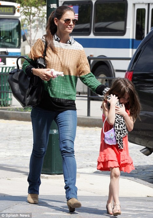 Сури Круз не любит папарацци