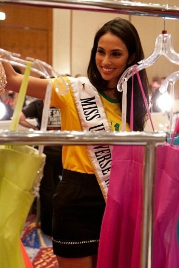 Мисс Вселенная 2011: Что в гардеробе у первых красавиц