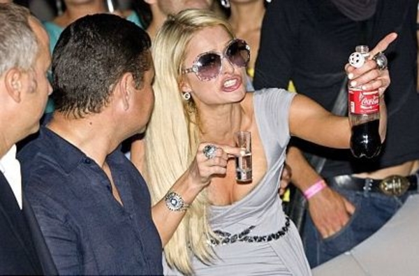 Пэрис Хилтон в Киеве пила водку и танцевала на столе