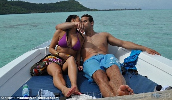 Ким Кардашян искупалась вместе с акулами