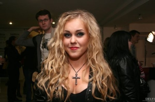 Певица Алеша пела в подземном переходе