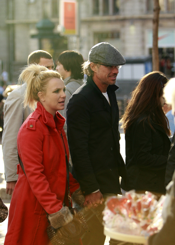 СМИ: В Киеве Бритни Спирс гуляла по Крещатику, но ее никто не узнавал