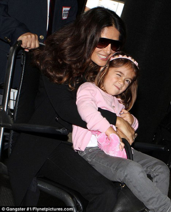 Сальма Хайек прилетела в Москву в инвалидной коляске