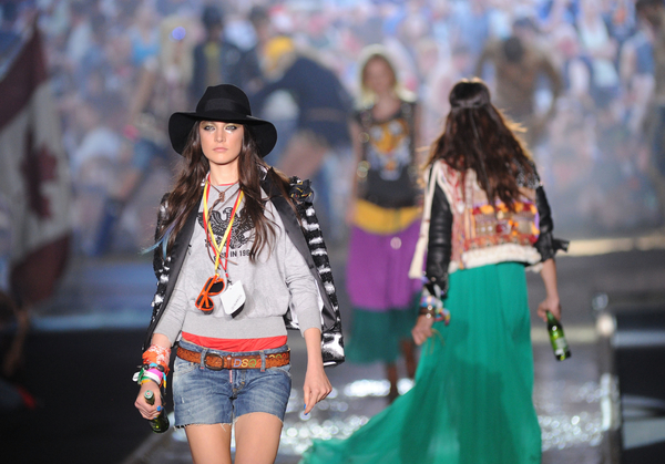 Бутылка как аксессуар: Показ Dsquared2