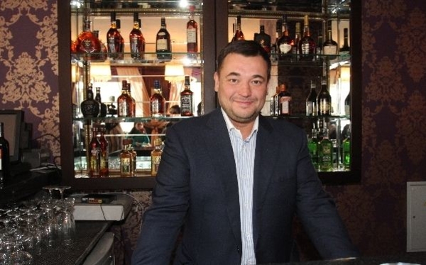 Сергей Жуков на пресс-конференции раздавал Юппи и жвачку Love is...