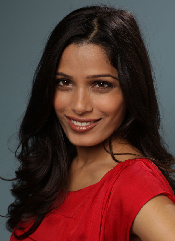 Лицо Фриды Пинто осветлили для рекламы L'Oreal?