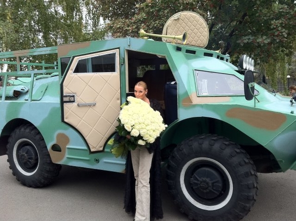 Анастасию Волочкову встретили в Донецке на БТРе