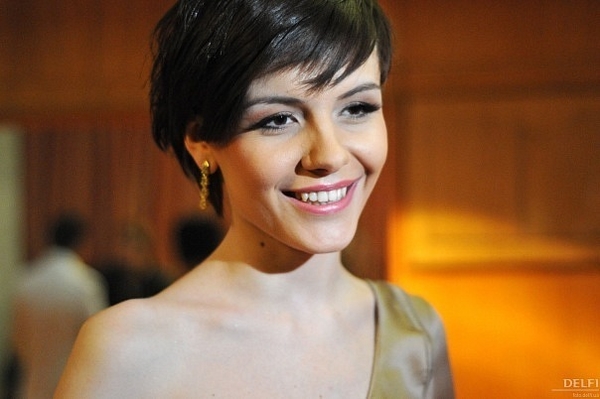 Певица Эрика в образе лихой ковбойки