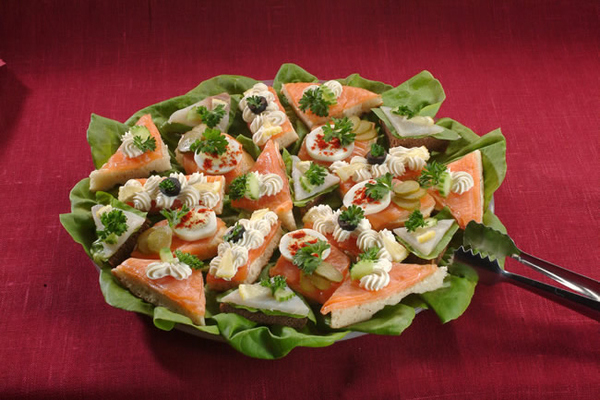 ТОП-7 идей закусок для новогоднего фуршета