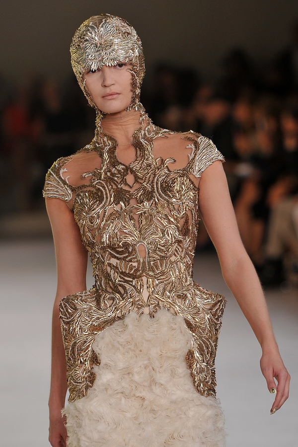 Неделя моды в Париже: Alexander McQueen