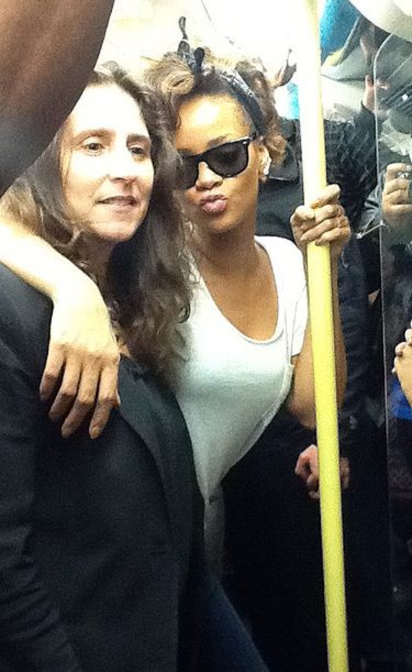 Певица Рианна приехала на свой концерт на метро