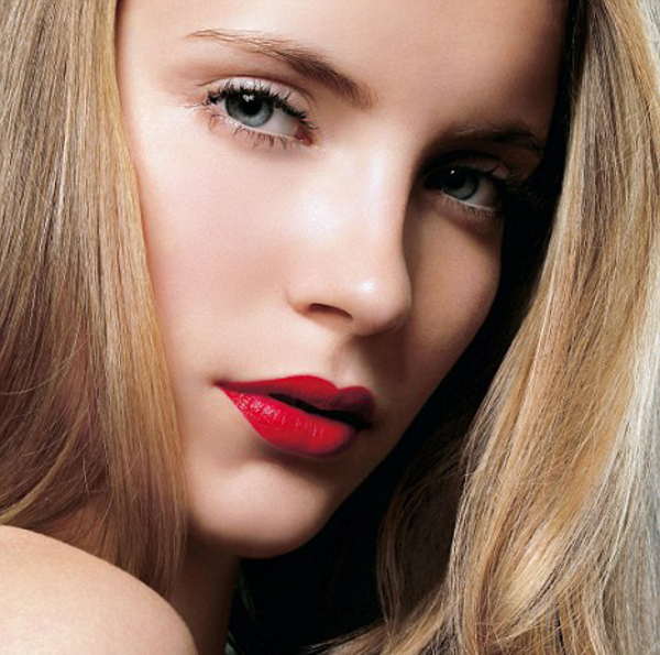 Женщины с макияжем выглядят умнее, но не вызывают доверия