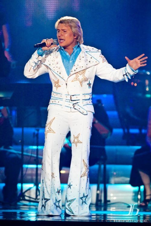 На юбилей Баскову подарили роскошную блондинку