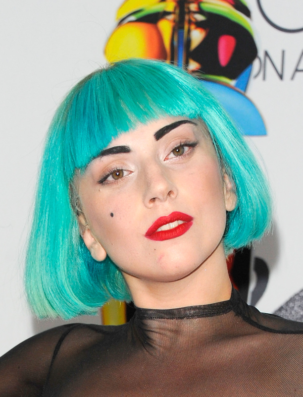 Lady Gaga в платье, созданном из фотографий ее фанатов