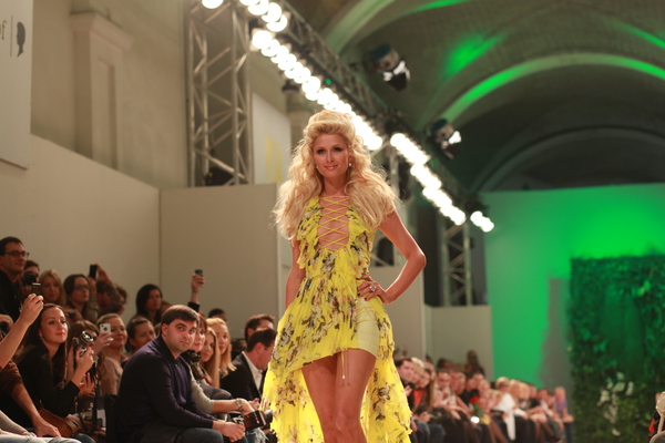 Пэрис Хилтон в Киеве не захотела показывать живот, но оголила ноги