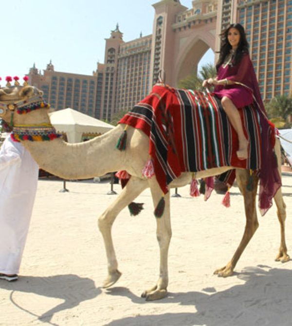 Ким Кардашян прокатилась на верблюде