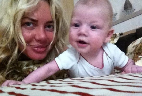Малиновская выложила в Сеть фото, где она с сыном и без макияжа