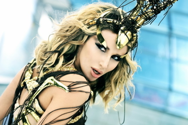 Полуобнаженная Лобода танцует посреди пустыни в новом видео