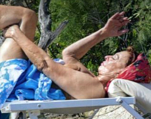 77-летняя Софи Лорен загорает топлесс