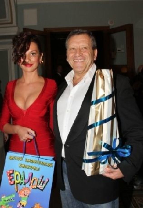 Директор Ералаша вывел в свет красотку с глубоким декольте