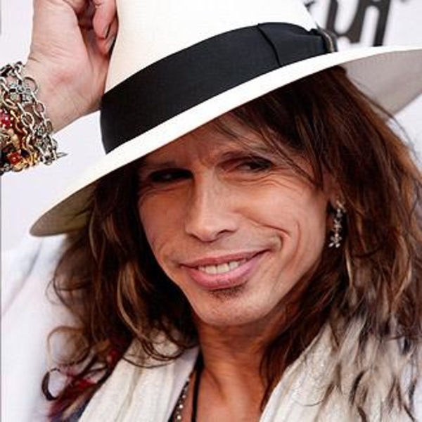 Стивен Тайлер, солист группы Aerosmith, упал и потерял зубы